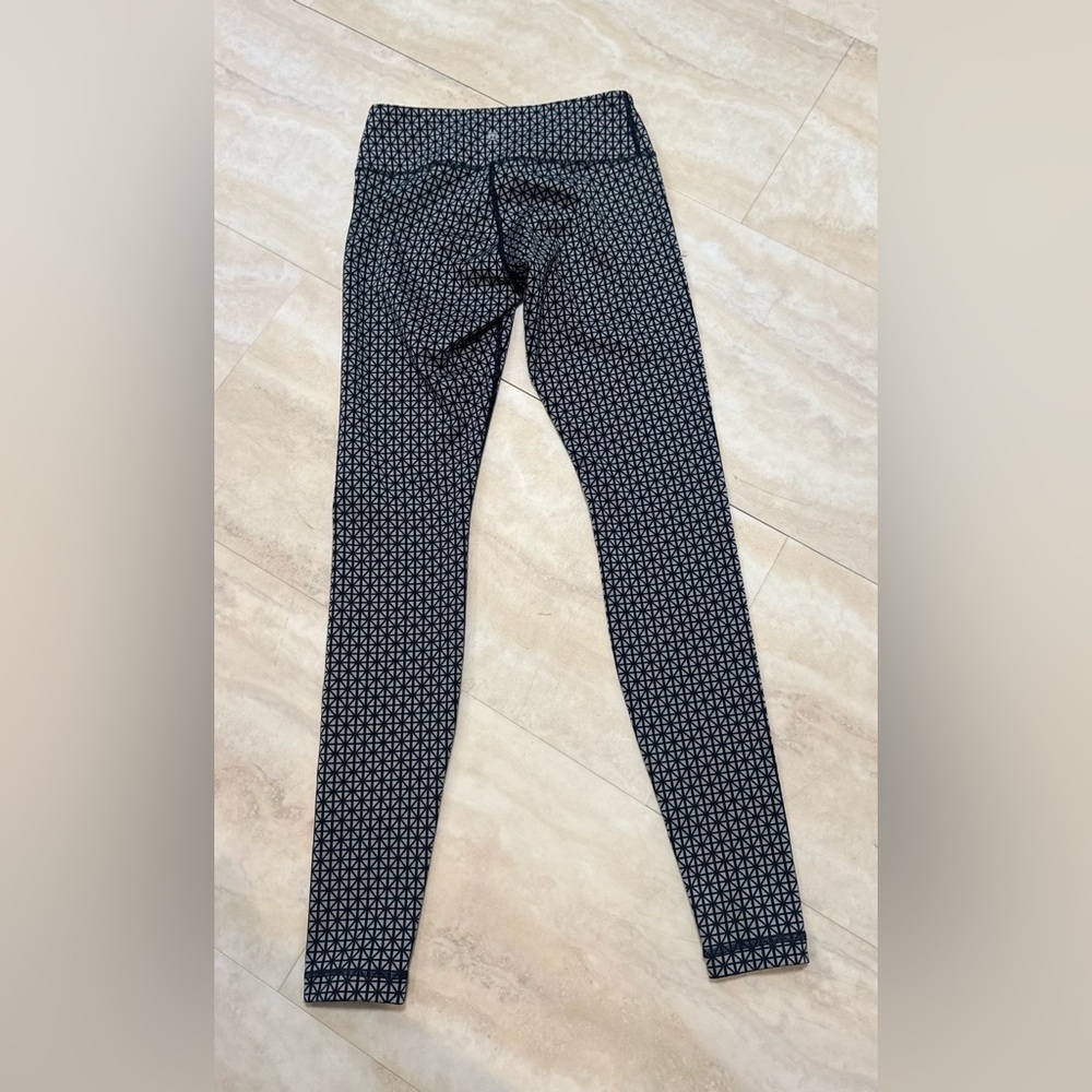 LULULEMON Abstract Black and Gray Leggings, 30” (US 6)